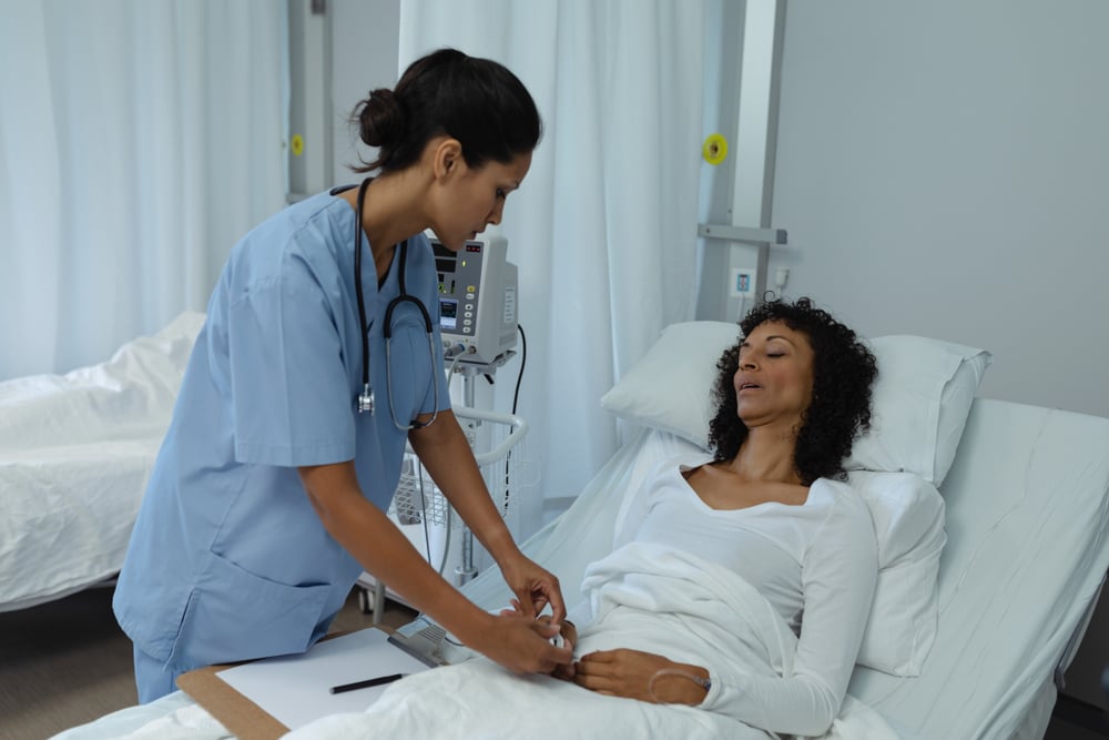 doctor-with-patient